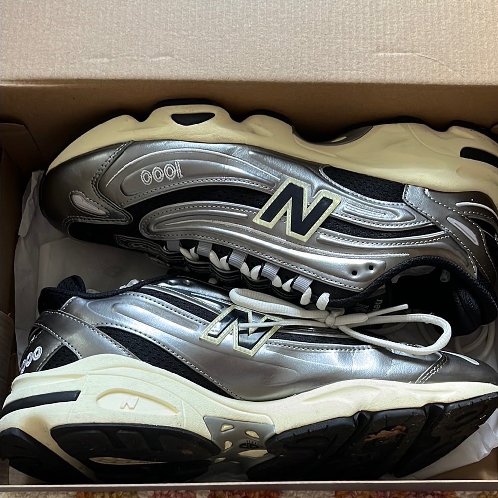 Men’s New Balance 1000 10.5 Silver Metallic Sneakers - Picture 2 of 9